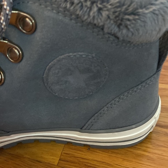 Converse Women’s Gray Fur Lined Sneakers Size 6 - Picture 6 of 8